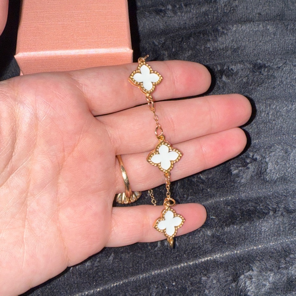 BRAND NEW‼️‼️

🤍Elegant Gold and White Clover Bracelet🤍